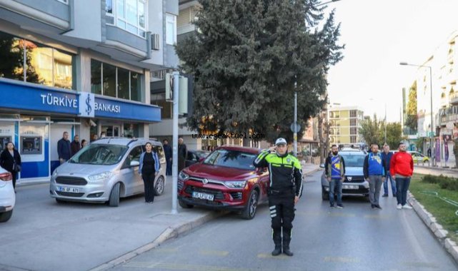 Buca’dan Ata'ya saygı duruşu