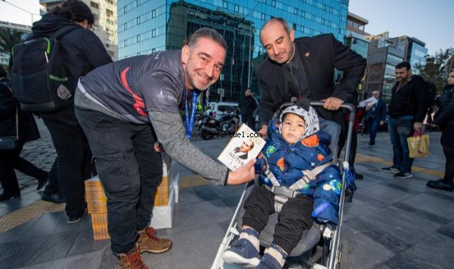 İzmir'de 16 noktada 10 bin Nutuk dağıtıldı