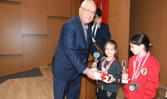 Ödüllerini Başkan Selvitopu verdi