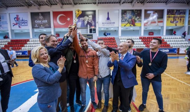 Basın Ligi’nin dostluk maçında başlama vuruşu Başkan Soyer’den