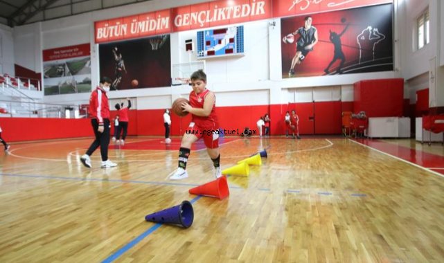Bayraklı’nın spor sahaları yenileniyor