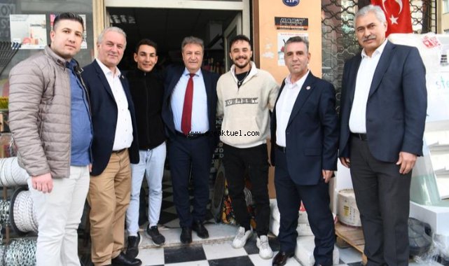 Başkan İduğ Yeşilova’da esnafla kucaklaştı
