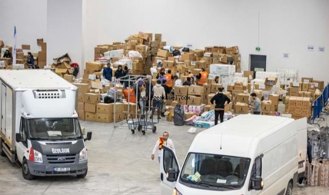 Başkan Soyer yardımların toplandığı Fuar İzmir'i ziyaret etti
