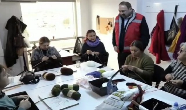 Çiğli’de örülen atkı, bere ve eldivenler deprem bölgesine ulaştırıldı