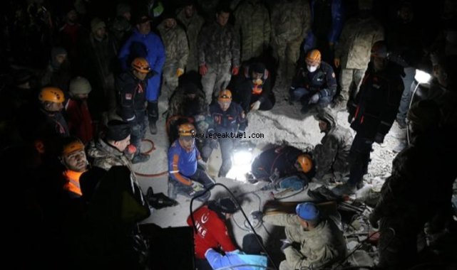Deprem felaketinde ikinci gün: Arama kurtarma çalışmaları sürüyor