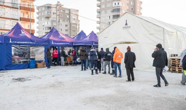 İzmir, Adıyamanlı yurttaşlarla el ele yaraları sarıyor