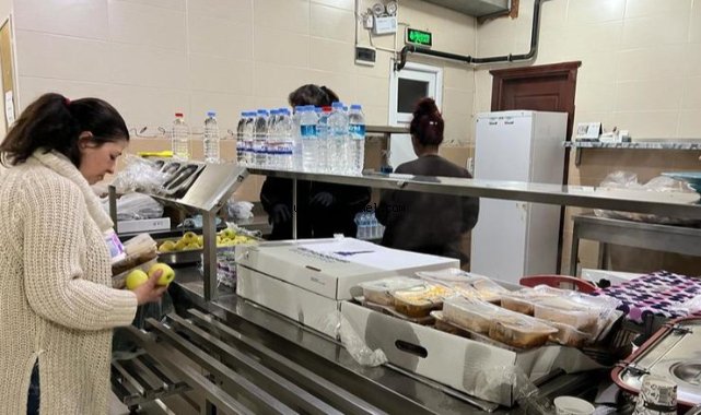 İzmir’e gelen depremzedelere Büyükşehir’den uzanan yardım eli