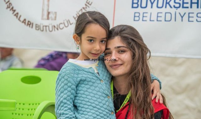 İzmir Büyükşehir ekipleri, Hatay’da depremzede kadın ve çocukların yanında