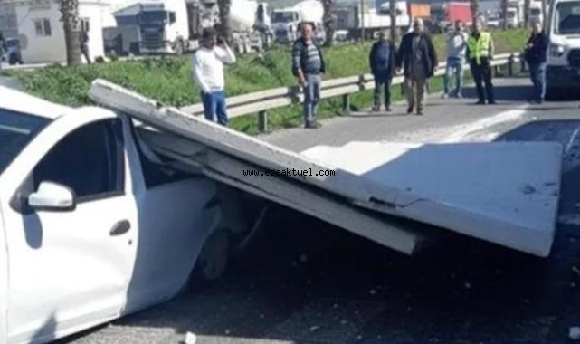 İzmir'de trafik ışıklarında aracın üzerine duvar düştü