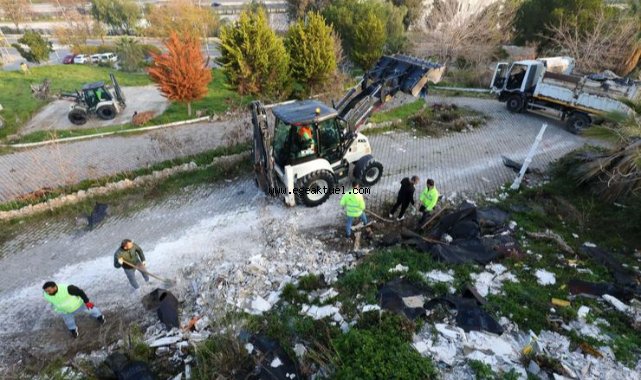 Narlıdere’de moloz temizleme çalışmaları devam ediyor