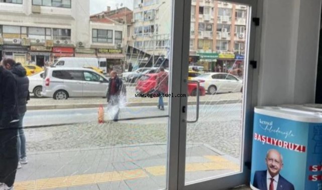 İzmir'de CHP seçim bürosuna taşlı saldırı!