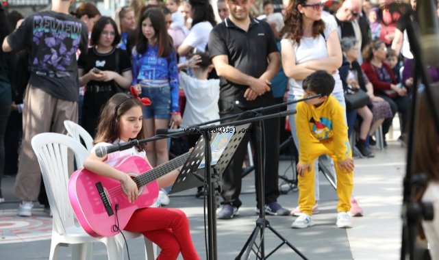 Narlıdereli çocuklar 23 Nisan Şenliğinin tadını çıkardı