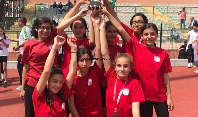 Bayraklılı atletizmciler yarı finalde