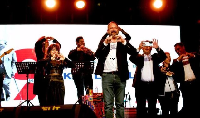 Çiğli 19 Mayıs’ı Ceylan Ertem Konseri ile kutladı