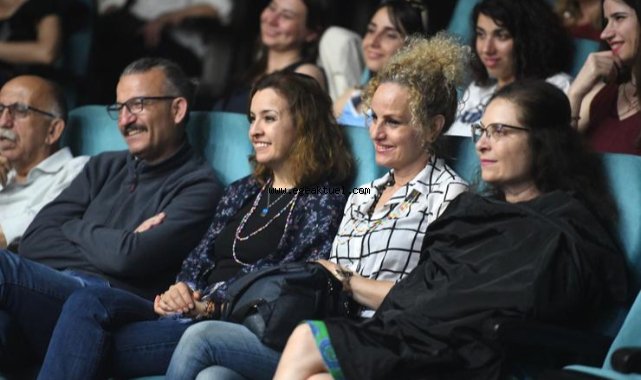 Bornova’da sahne kadınların