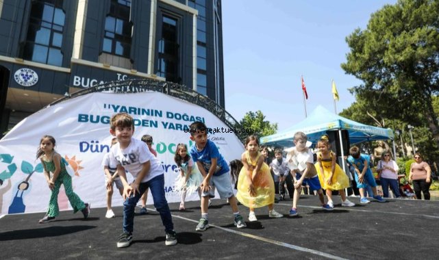 Bucalı miniklerden geri dönüşüm defilesi