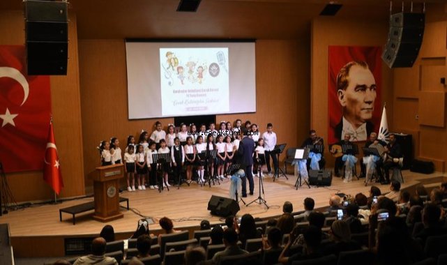 Karabağlar Belediyesi Çocuk Korosu ilk konserini verdi