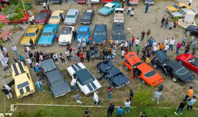 Klasik otomobil tutkunları Buca’da buluştu