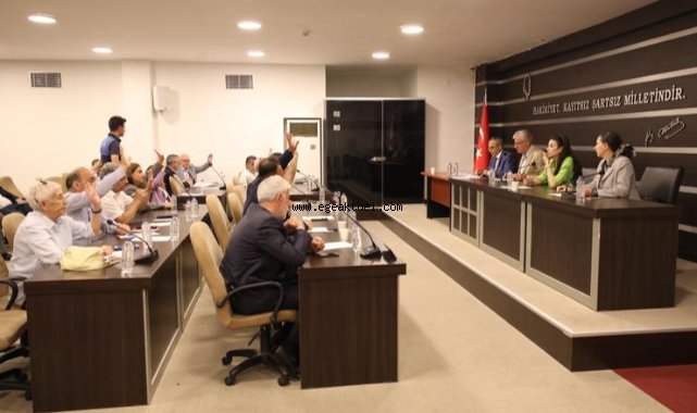 Narlıdere’de Ayın Personeli Hediyesini Meclis Toplantısında Aldı