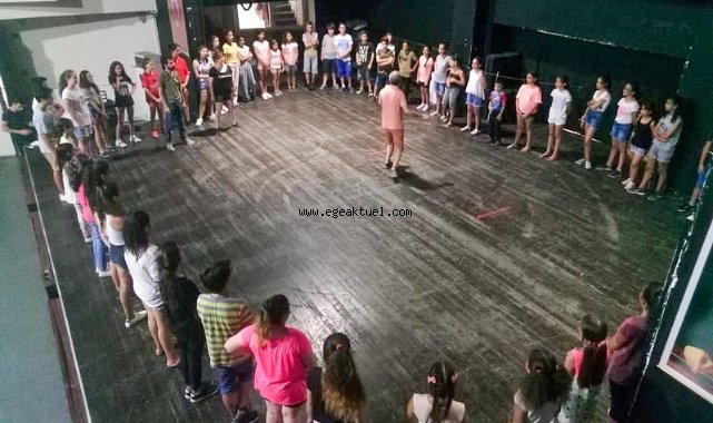 Tugay, “Gençlerimizi sahne tozu yutmaya bekliyoruz!”