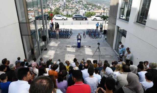 Karabağlar Belediyesi'nden başarılı öğrencilere bisiklet armağanı