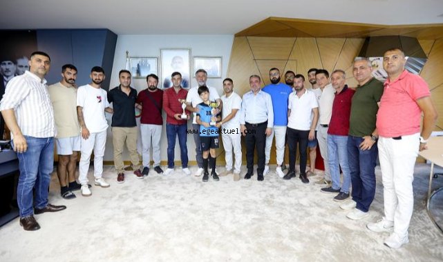 Şampiyonluk kupasını Başkan Sandal’a getirdiler