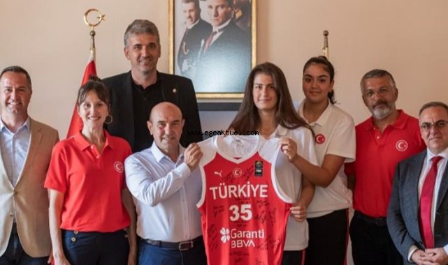 Milli takım oyuncularından Başkan Soyer’e kupa sözü
