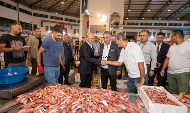 İzmirli balıkçılar sezonu açtı, siftahı Başkan Soyer yaptı
