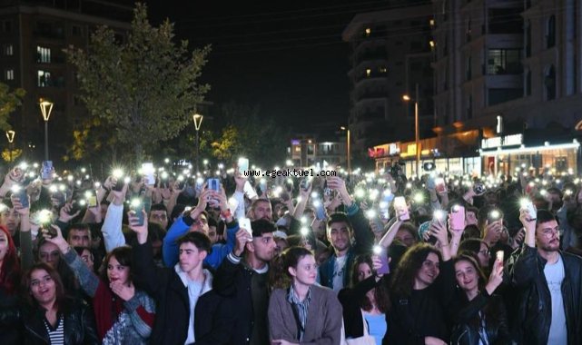 Çiğli’de Cumhuriyet Coşkusu Melek Mosso ile Zirve Yaptı