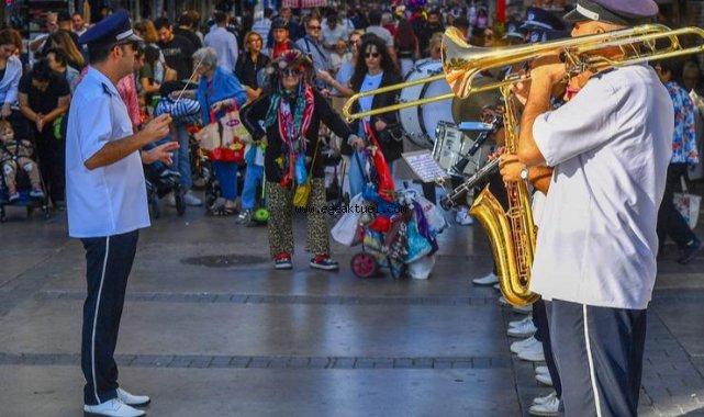 İzmir sokakları bayram havasına girdi