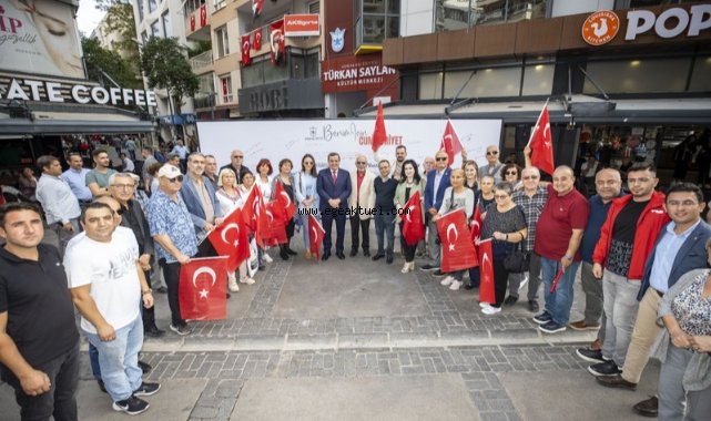 İzmirliler 100’üncü yılda duygularını Cumhuriyet Duvarına yazdı