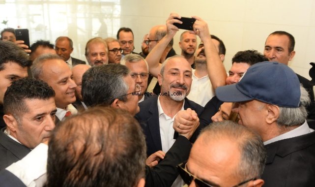 CHP İzmir'den Özgür Özel'e karşılama