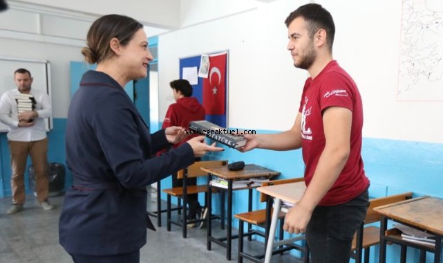 Filiz Başkan'dan 10 Kasım'da Efes Selçuk gençliğine Atatürk hediyesi