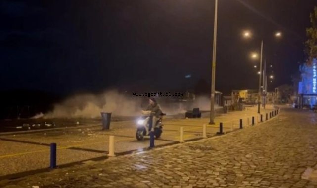 Foça’da fırtına iskeleyi yıktı