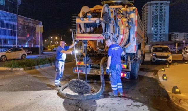 İzmir genelinde kanal ve ızgaralardaki temizlik çalışmaları devam ediyor