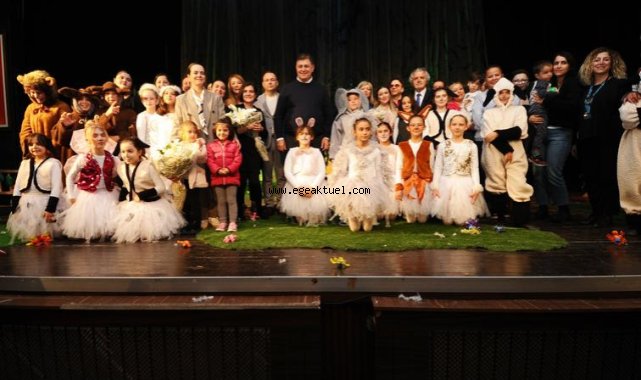 Karşıyaka’da binlerce yurttaş tiyatroyla buluştu