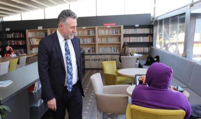 Öğretmen Başkan’dan Bayraklı’ya 6 Kitap Kafe