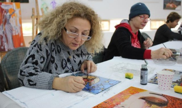 Bilge çınarlar, camaltı boyama eserleriyle yaşama tutunuyor