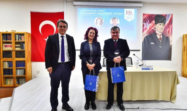 İzmir’de Cumhuriyet demokrasi ve siyaset konuşuldu
