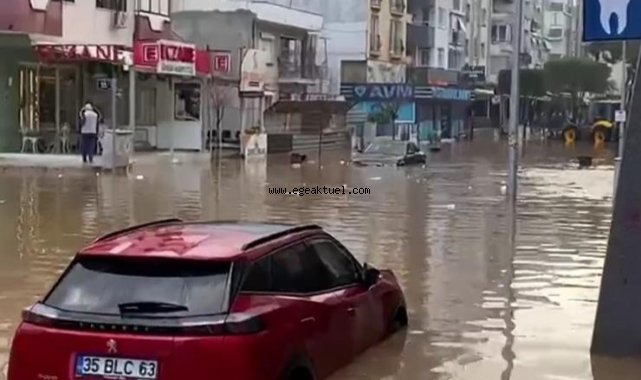 İzmir'de sağanak yağış etkili oldu