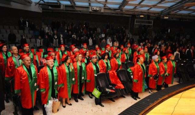 Karşıyaka 3. Yaş Üniversitesi’nde mezuniyet coşkusu