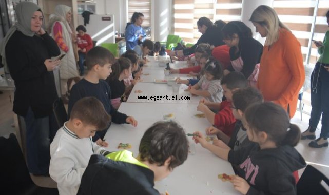 Minikler mutfakta eğlenerek öğrendi
