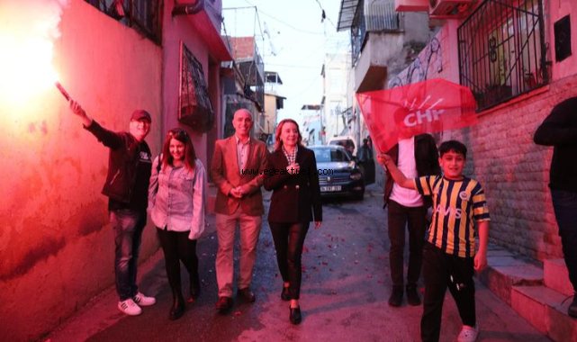 CHP’li Mutlu’ya Basmane’de coşkulu karşılama: Eski değerine kavuşturacağız