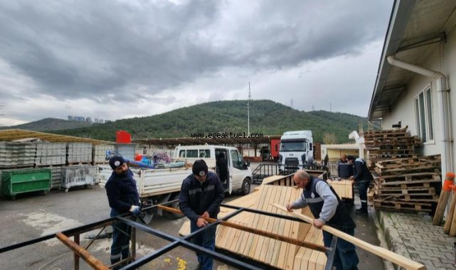 Karşıyaka’da ahşap atölyesi fabrika gibi çalışıyor
