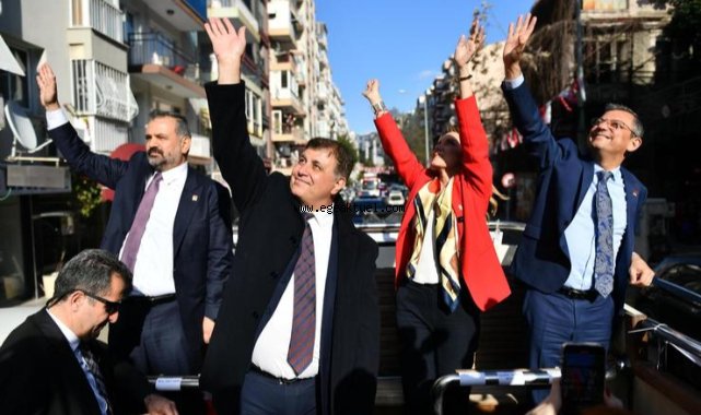 Özel ve Tugay üstü açık otobüsle İzmirliler’i selamladı