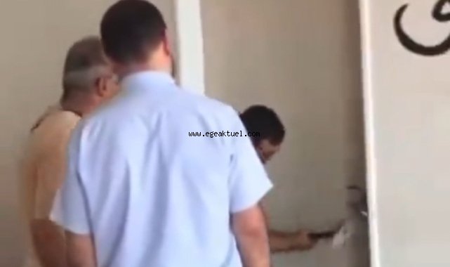 Bursa İmam Hatip'te  Baş Örtüsü Takmayan Öğretmenin Odasının Kapısı Balyozla Kırıldı
