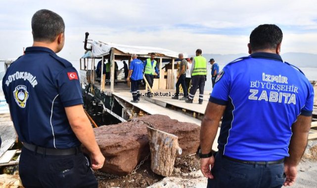 İnciraltı’nda kaçak iskele ve ahşap yapılar yıkıldı