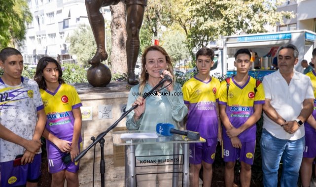 Konak’ta Metin Oktay’a anıtı başında anma
