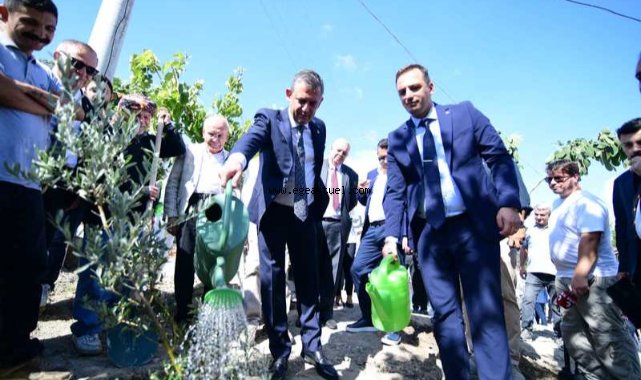 Özgür Özel Bornova’da coşkuyla karşılandı