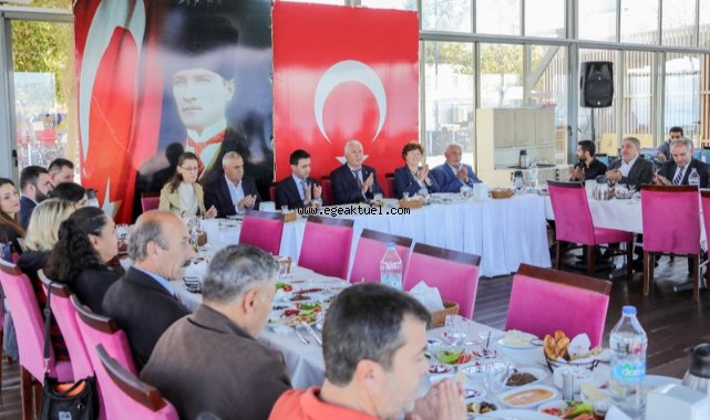 Başkan Önal, muhtarlarla buluştu: "Bayraklı için gece gündüz çalışıyoruz"
